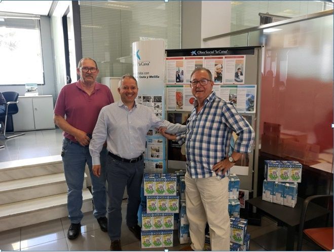El Banco de Alimentos recibe leche recogida en las sucursales de La Caixa.