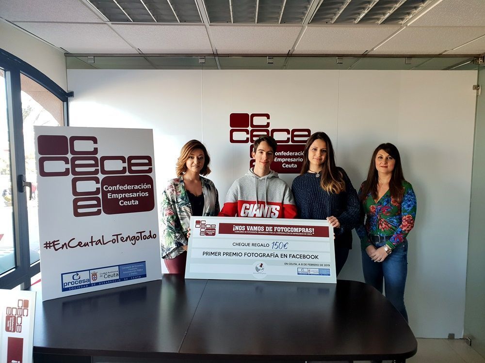 La CECE hace entrega de los premios del consurso de fotografías 'Nos vamos de fotocompras'.
