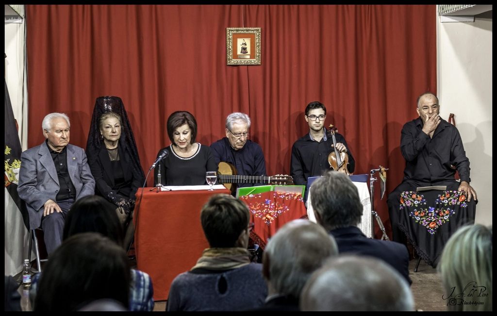 La Casa de Ceuta en Barcelona traslada la Semana Santa caballa de la mano de la pregonera Beatriz Rejano .