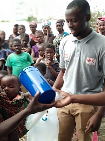 La Cruz Roja distribuye más de 190.000 litros de agua segura a las personas afectadas por el ciclón Idai