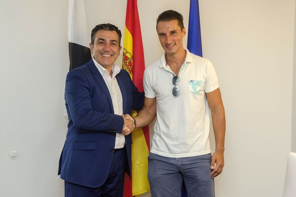Carlos Rontomé, y el presidente de la Asociación Cultural Banda de Música Ciudad de Ceuta, Fernando Alarcón