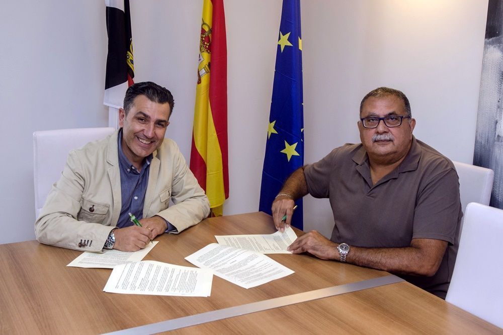 Carlos Rontomé, y el presidente de la Comunidad Hindú de Ceuta, Ramesh Chandiramani