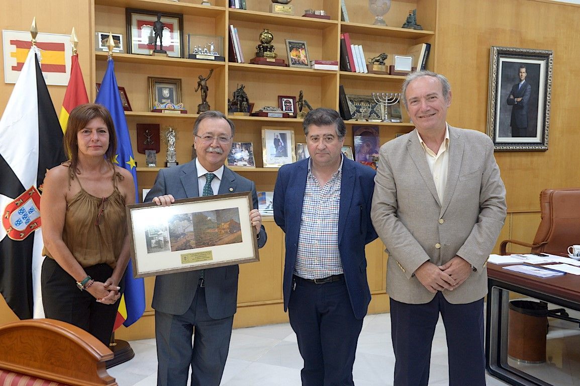 La Ciudad recibe el sello emitido por Correos para recordar la figura de Bertuchi