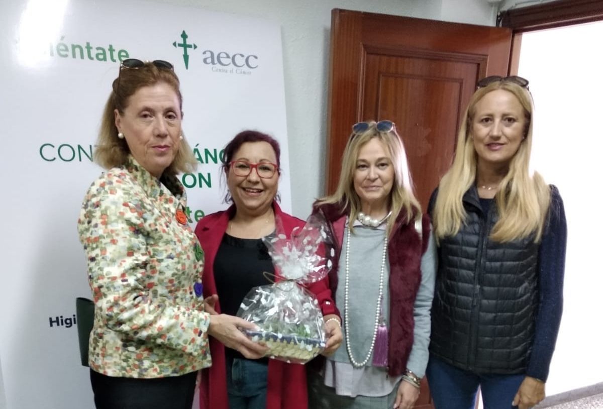 La Asociación Damas de Santiago de Caballería realiza un donativo a la AECC
