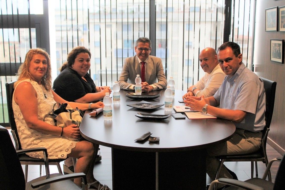 El presidente de la FFCE comienza con el PSOE su rueda de reuniones con los partidos representativos en la Asamblea