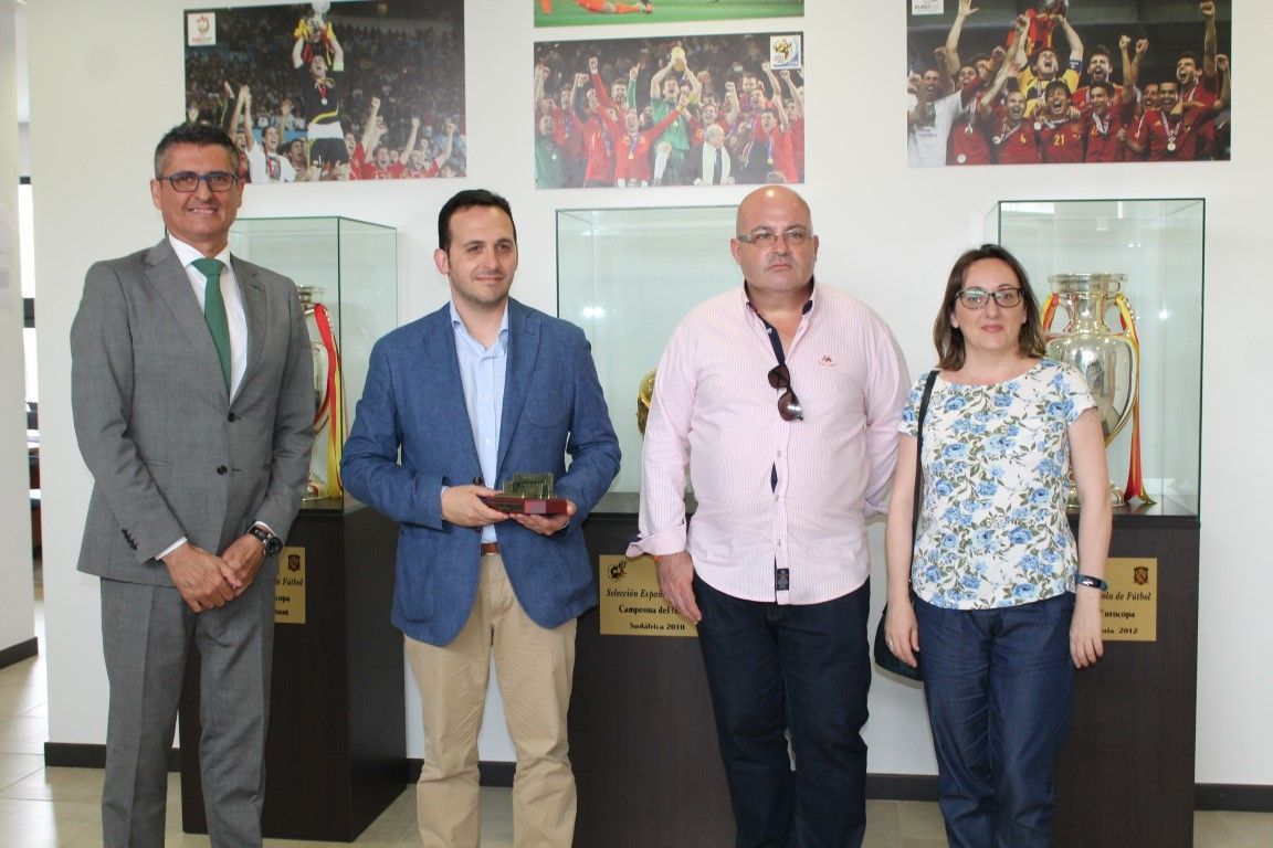 El presidente de la FFCE recibe a Vox Ceuta en la ‘Ciudad del Fútbol’