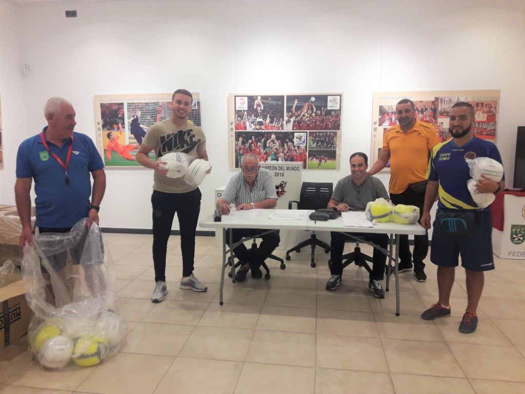 La FFCE entrega más de 500 balones a sus equipos afiliados 