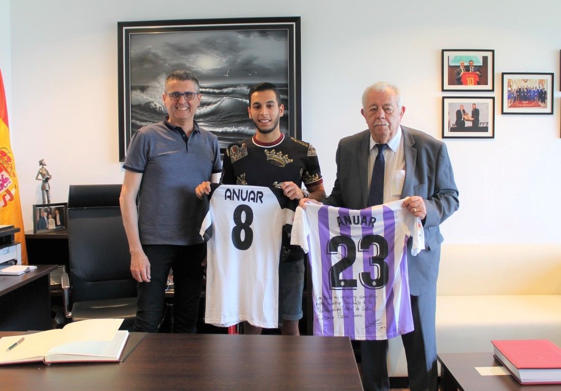 Reconocimiento de la FFCE a Anuar en la temporada de su debut en Primera División 