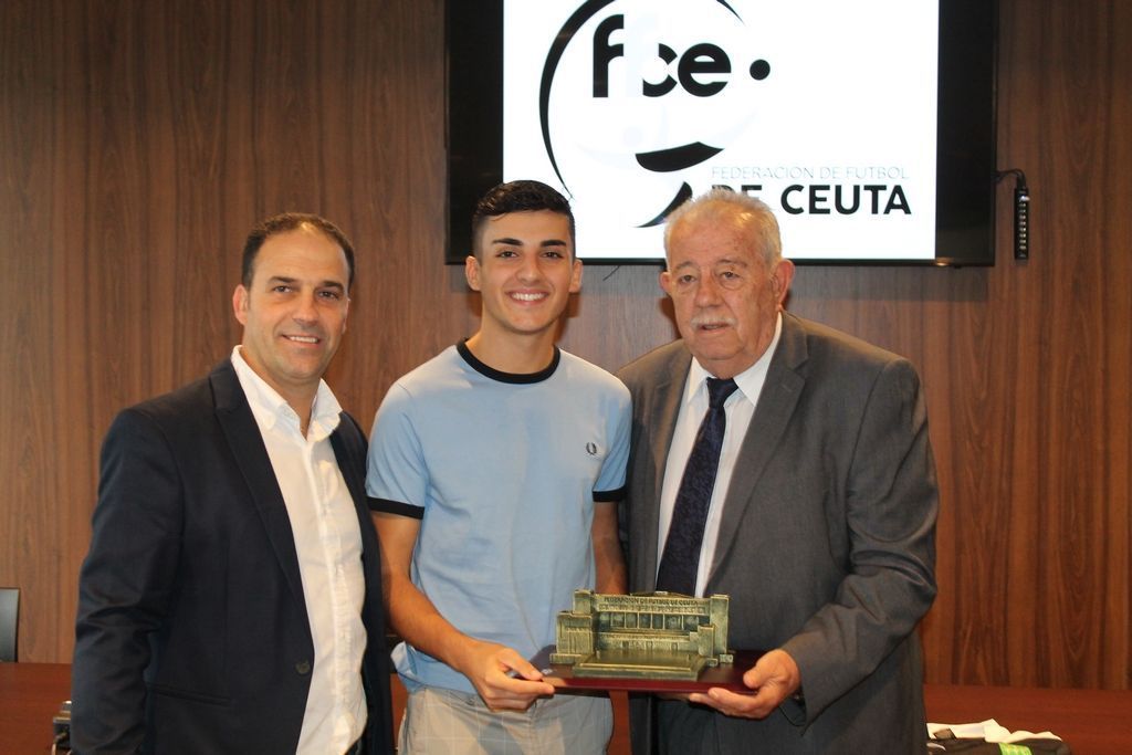 La FFCE recibe a Nacho Torres y hace oficial que le concede la insignia de Oro y Brillantes