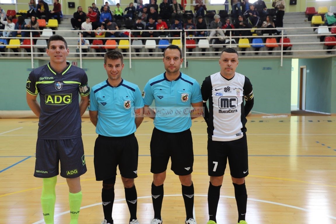 Ismael, a la derecha de la imagen como capitán del U.A. Ceuti