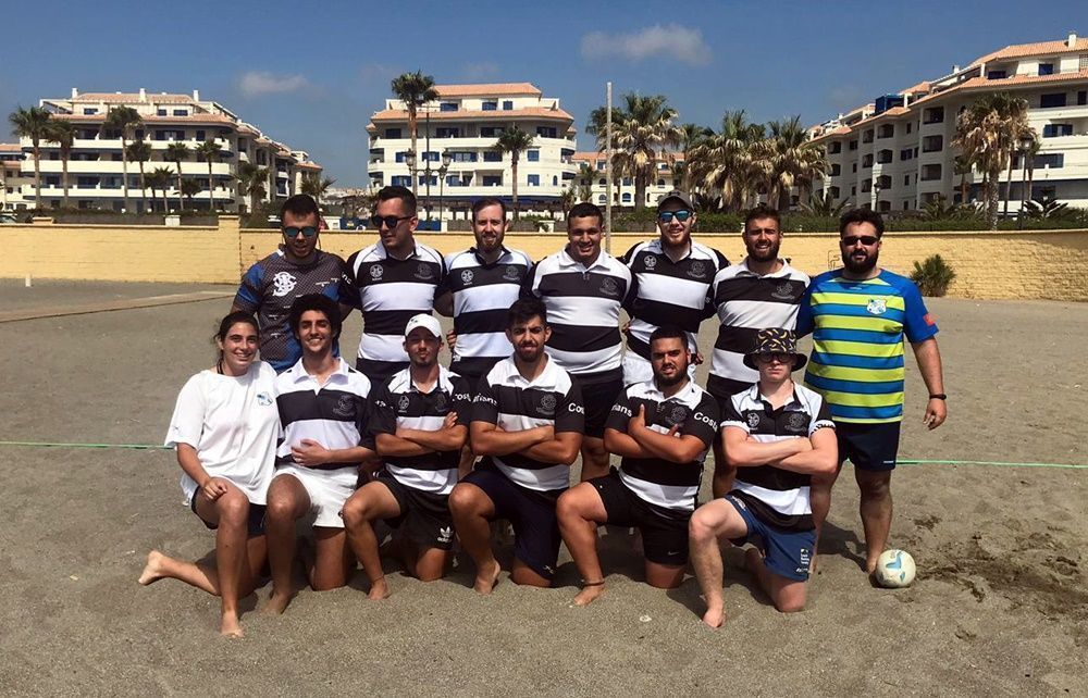 Jugadores del Hércules ganan con el Babarians el torneo de rugby playa de Manilva.