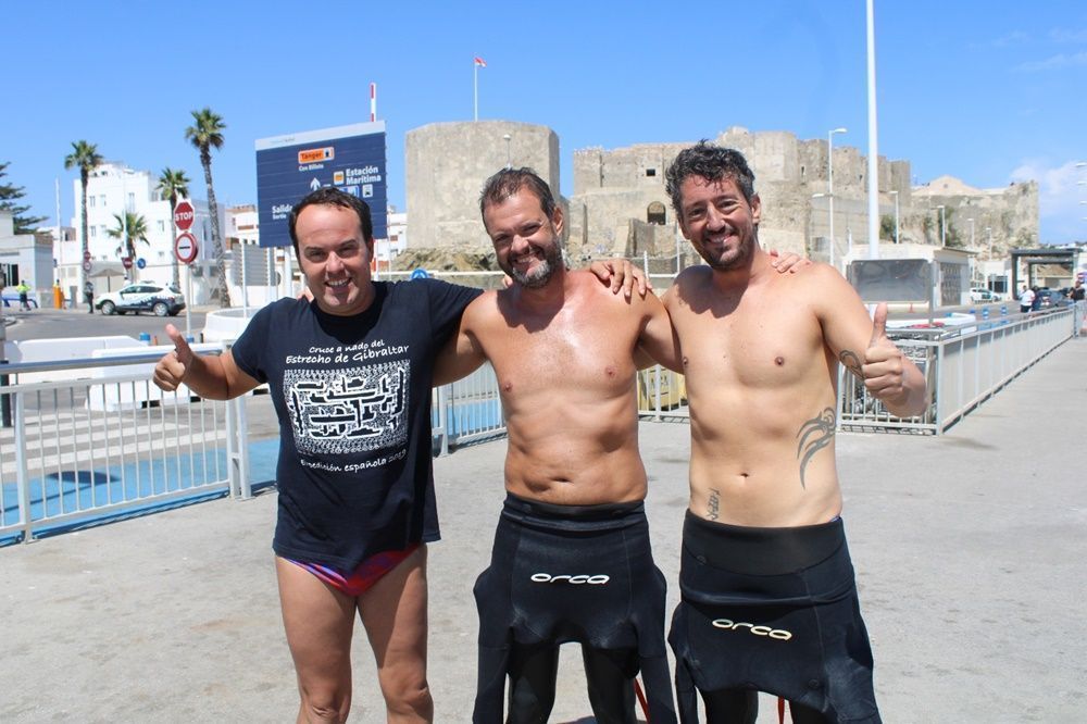 Otros tres españoles completan el cruce del Estrecho a nado