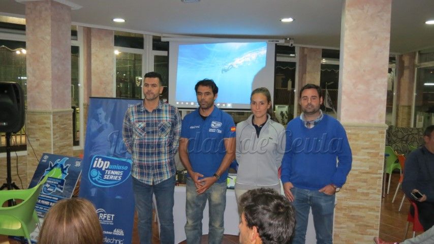 De derecha a izquierda: Javier Viguera (director área promoción y desarrollo de la RFT de España,  Cristina Velázquez (juez árbitro del torneo),Quino Muñoz (director circuito IBP Series), y Yassin Harrus, presidente Federación de Tenis de Ceuta
