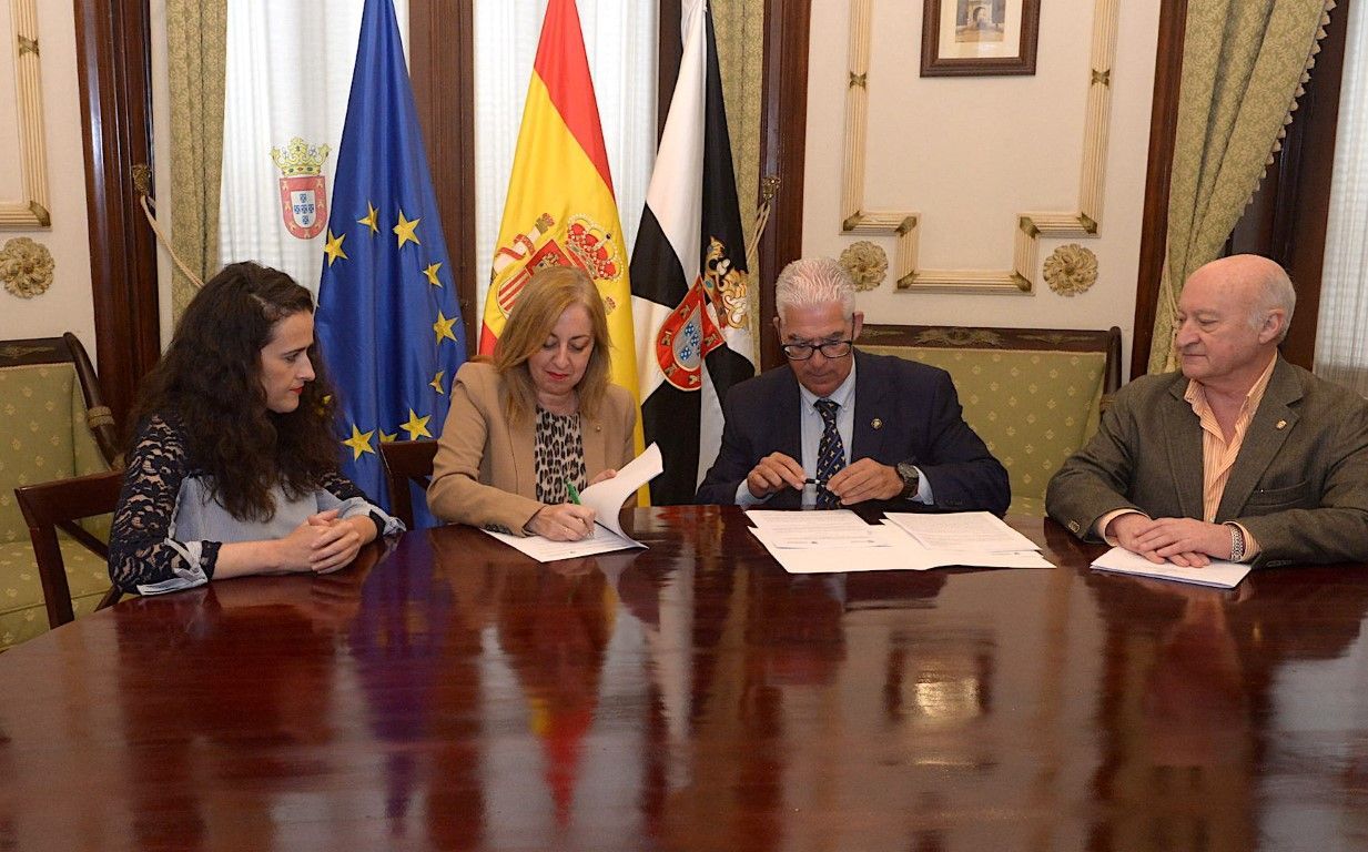 Ciudad y UGR firman el convenio para el programa de alojamiento entre estudiantes y mayores