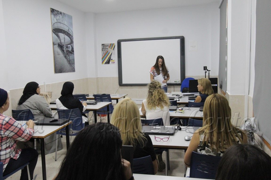 La  Academia Ecos, a través del CAM, acerca las nuevas tecnologías a las mujeres