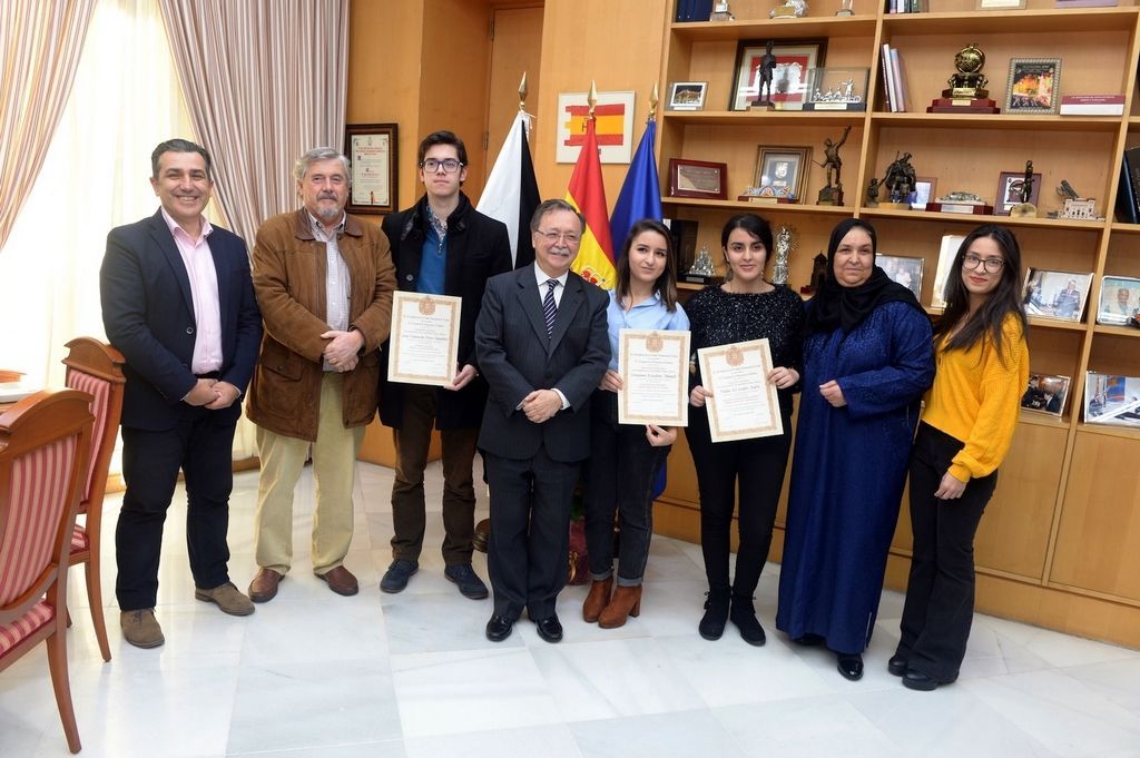 Vivas recibe en su despacho a los ganadores de los Premios a la Excelencia Académica  