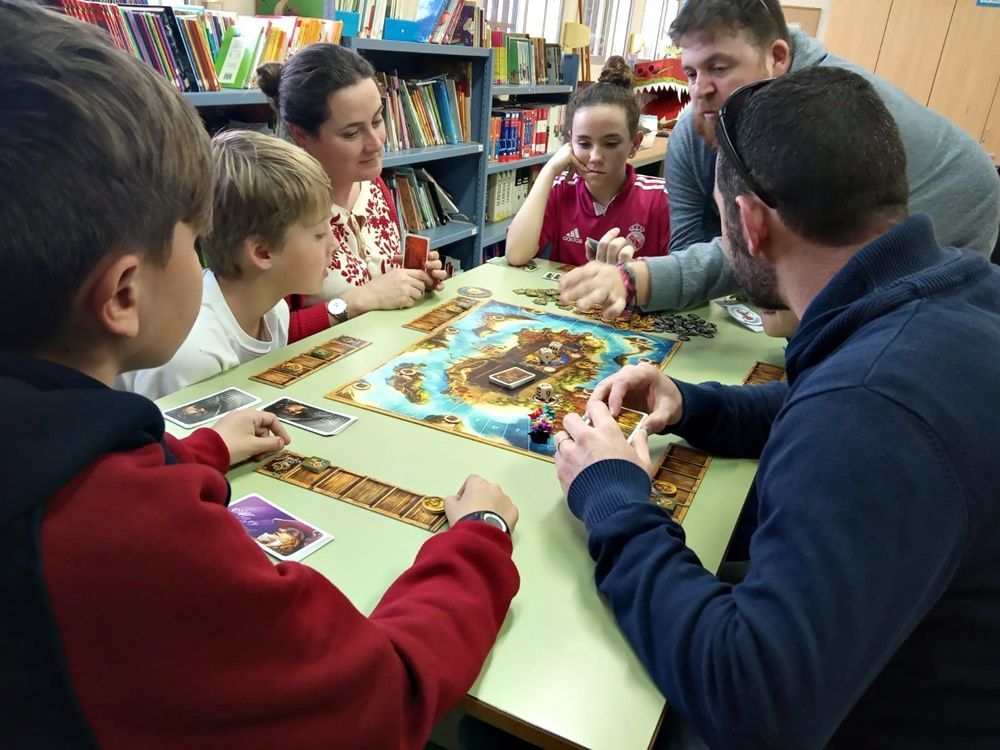 La asociación “El Solitario” organiza un taller de juegos de mesa infantil.