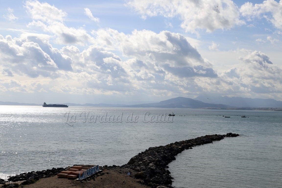 Buscan a un inmigrante desaparecido en aguas de la bahía sur. Archivo