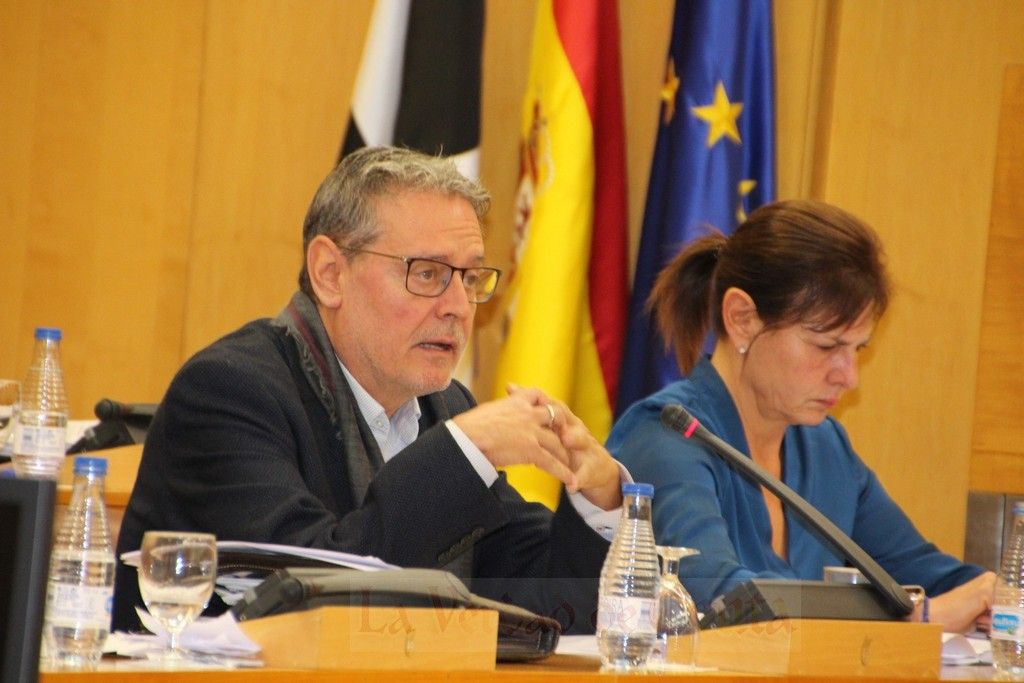 PP, Caballas y Ciudadanos apuestan por la defensa de los símbolos nacionales, mientras que el PSOE se muestra contrario y el MDyC se abstiene
