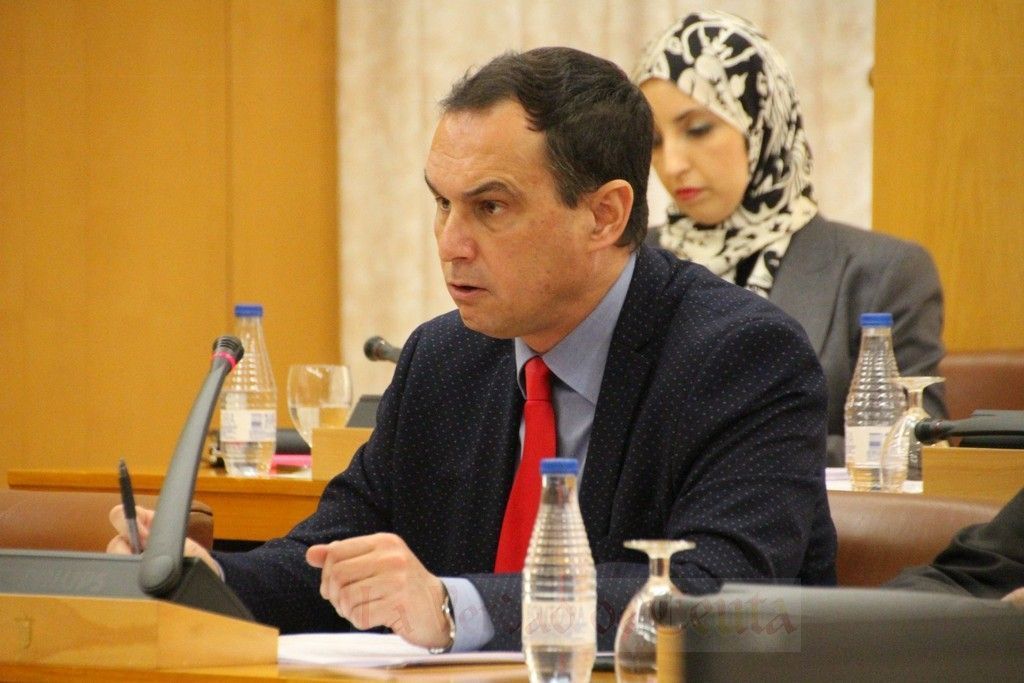Hernández exige al Gobierno ayudas para un ceutí que padece una enfermedad rara y vive "en una situación infrahumana"