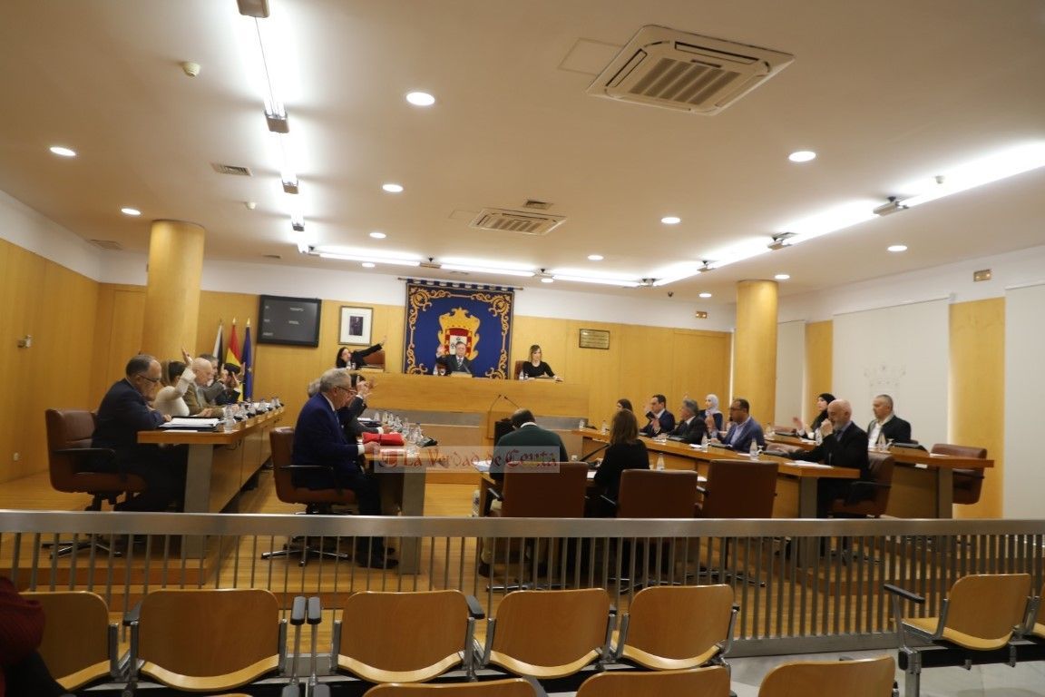 Gabriel León, Miguel Casas, Manuel Alcalá, Fernando Pérez, Juan Francisco Oliva, Aurora Visiedo y Cándido Mata, nuevos escudos de oro de la Ciudad