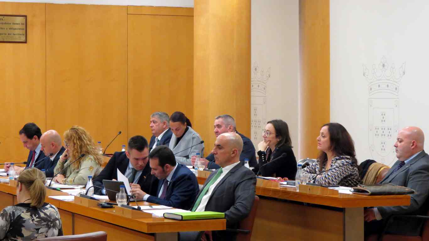 PSOE y Vox se enfrentan en el pleno por la violencia de género