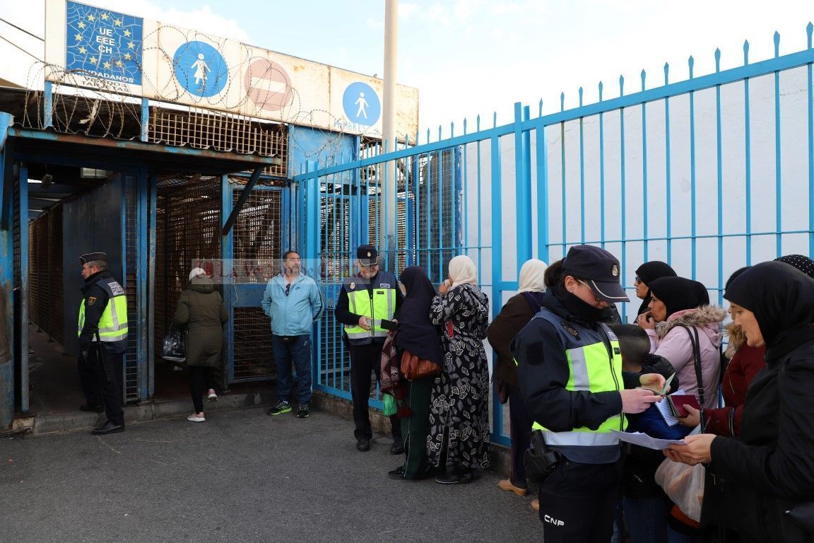 Marruecos refuerza el control de pasaportes para restringir el acceso a Ceuta. Archivo