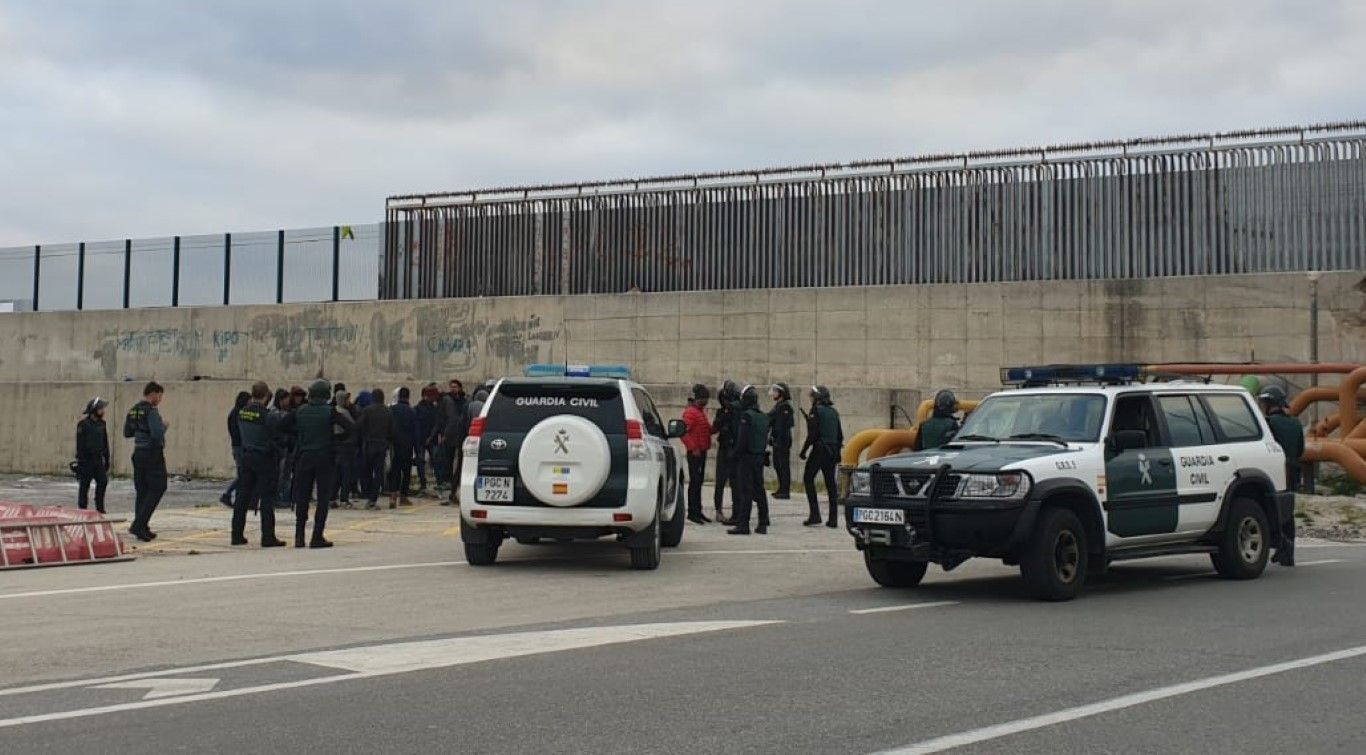 Interceptan a 24 inmigrantes en una intervención en el muelle de Poniente