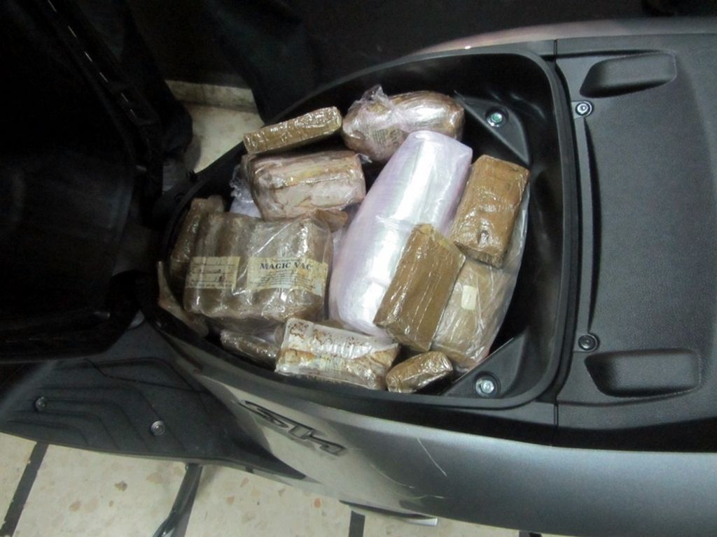 Dos detenidos en la frontera cuando llevaban droga en sendos coches.