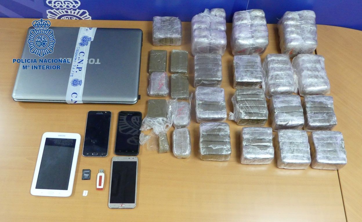 Dos detenidos por llevar diez kilos de hachís en una bolsa de la compra