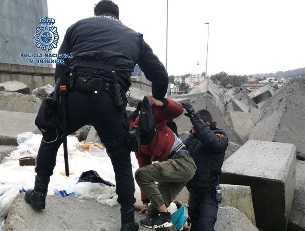 Detenidos 20 inmigrantes adultos y 18 MENAS en una redada policial en el puerto