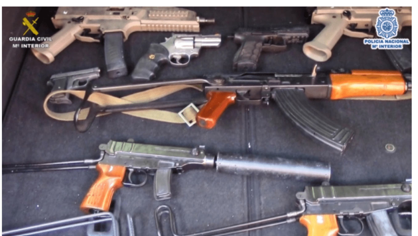 Localizado un arsenal de armas de guerra tras la desarticulación de una organización criminal holandesa en la provincia de Málaga