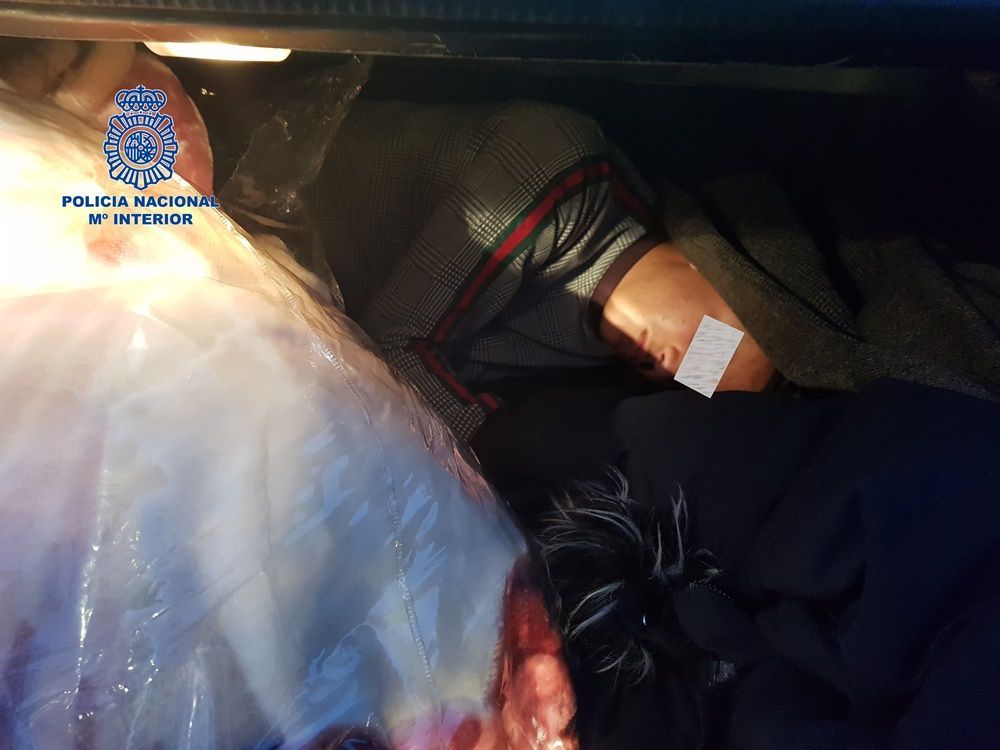 Detenido cuando iba a embarcar con un inmigrante escondido en el maletero.