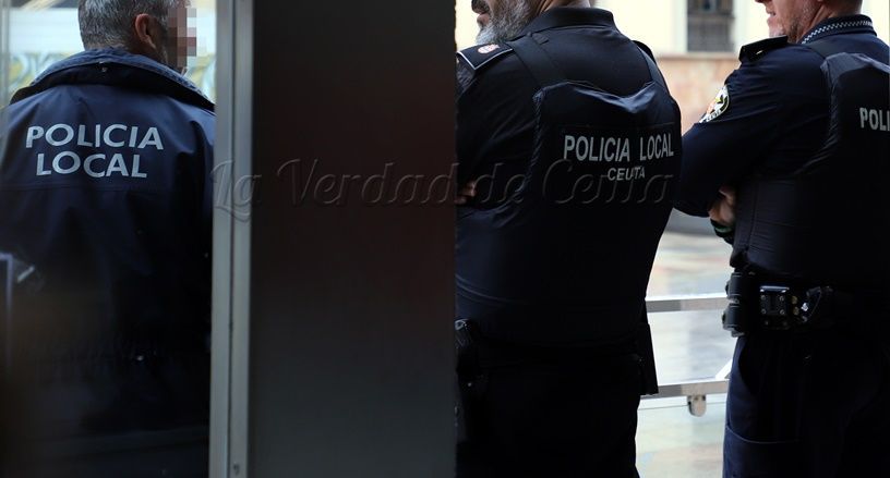 Varios individuos agreden brutalmente a un agente de la Policía Local fuera de servicio en el Paseo del Revellín