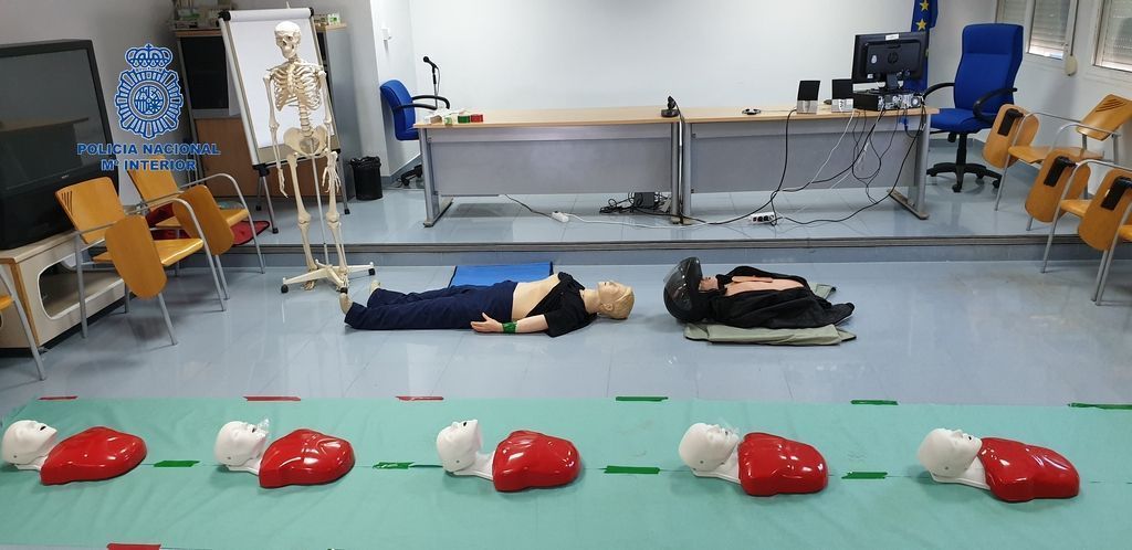 La Policía Nacional imparte a los agentes un curso de reanimación cardiopulmonar.
