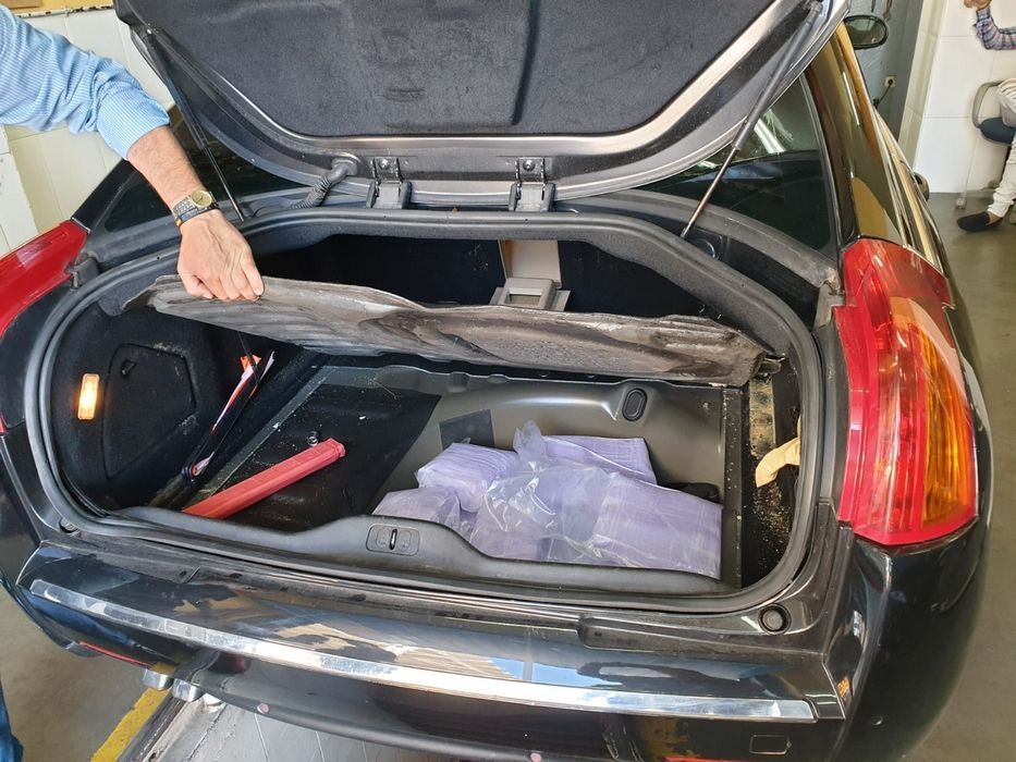 Detenidos dos ceutíes con más de 119 kilos de hachís en un vehículo.