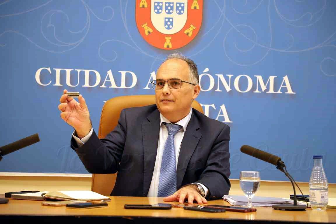 La pérdida de los 7,2 millones provoca la congelación de partidas como la gratuidad de libros o las ayudas del IMIS
