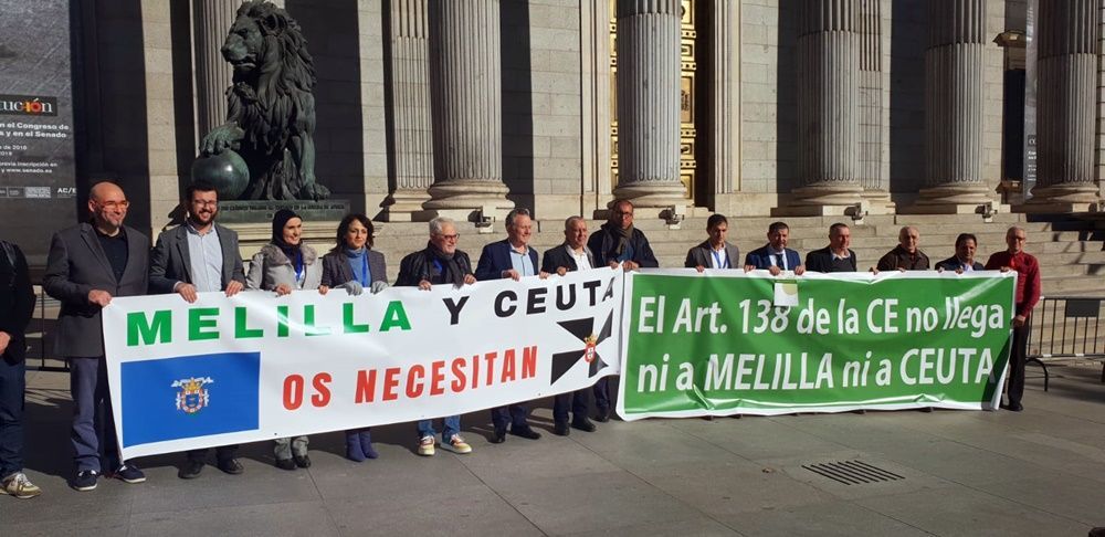 Caballas y Coalición por Melilla han desplegado pancartas a las puertas del Congreso de los Diputados.
