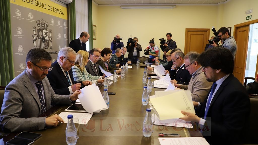La Junta de Seguridad acuerda constituir grupos de trabajo para abordar la seguridad en el puerto .