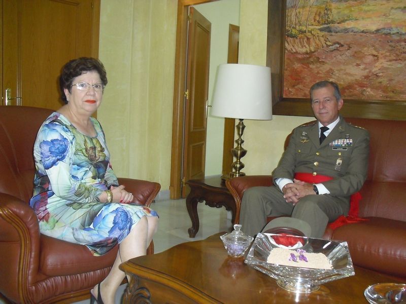 El comandante general se despide de la delegada del Gobierno.