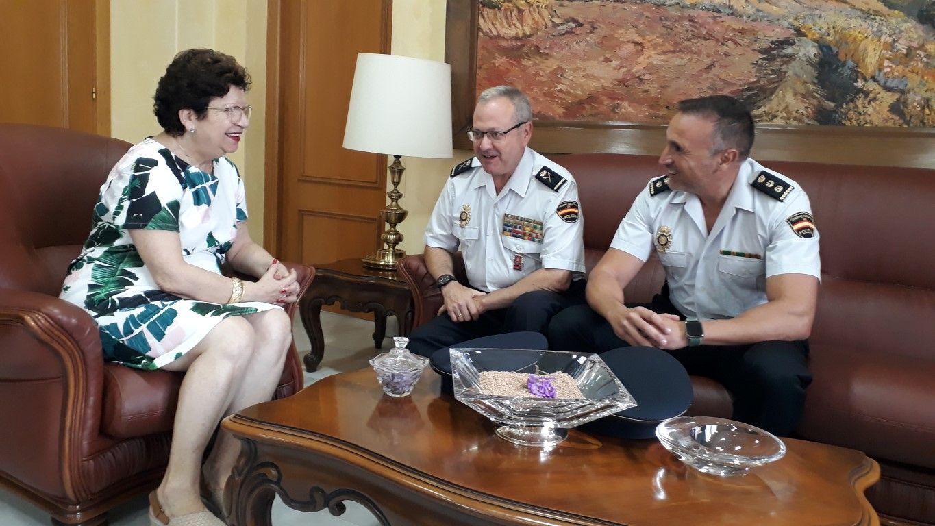 La delegada del Gobierno recibe al nuevo jefe regional de Operaciones de la Policía Nacional