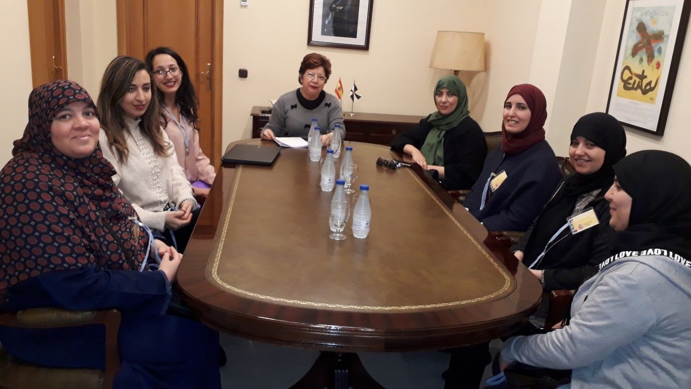 La delegada del Gobierno se reúne con los representantes de las barriadas de Benzú y la Almadraba