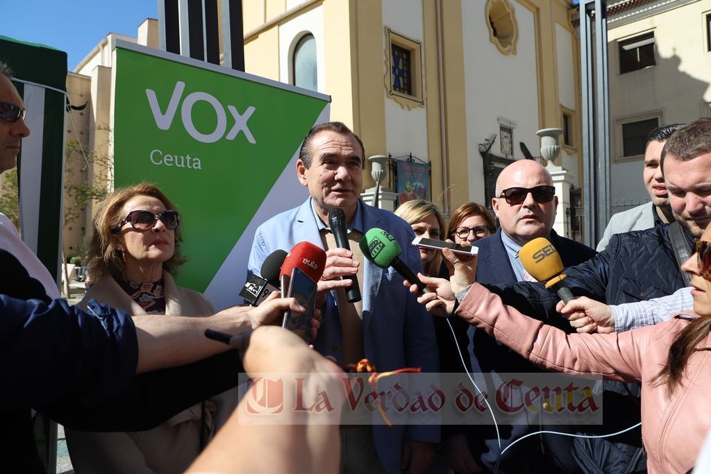 Los candidatos de VOX han realizado su primera intervención oficial de campaña, tras la pegada de carteles, en la plaza de los Reyes.