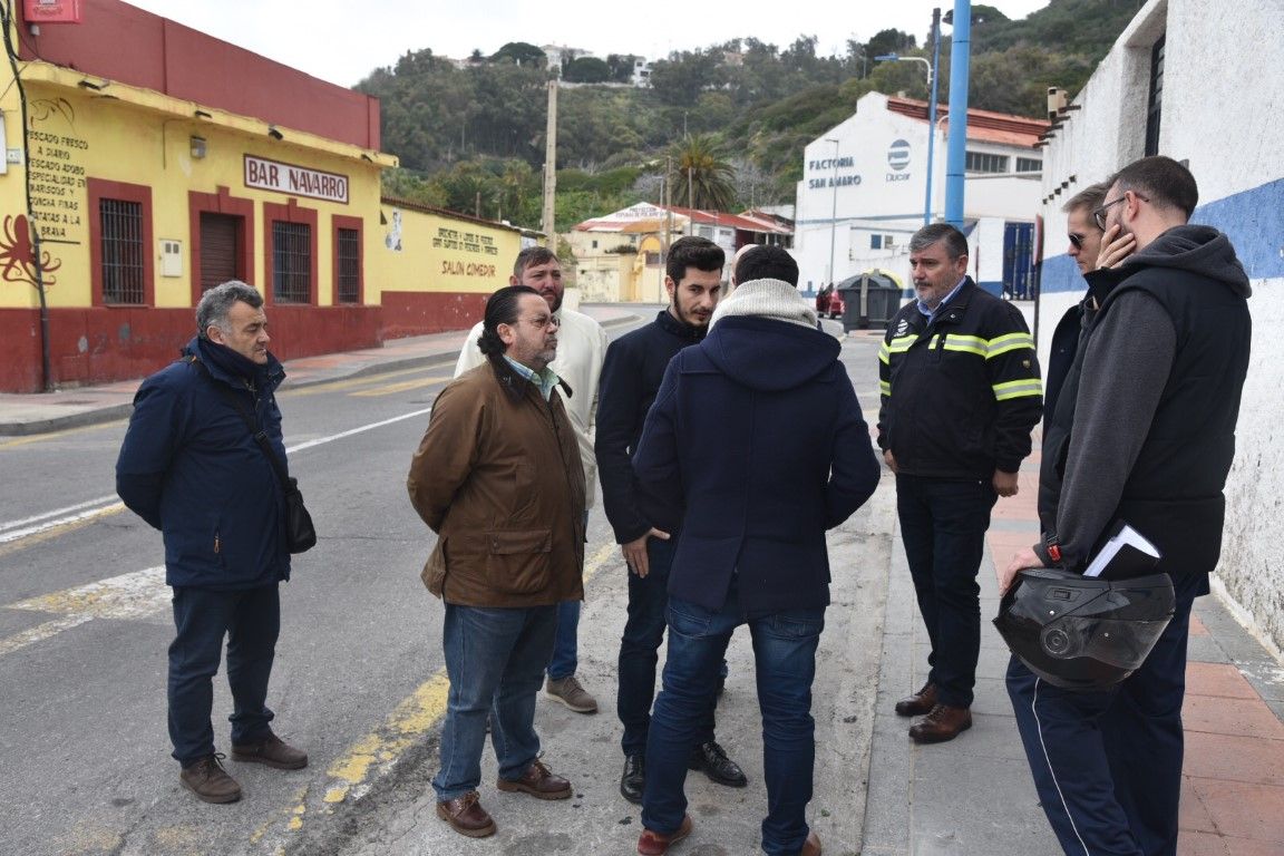 El consejero de Fomento visita la barriada de San Amaro tras las obras de la Dúcar