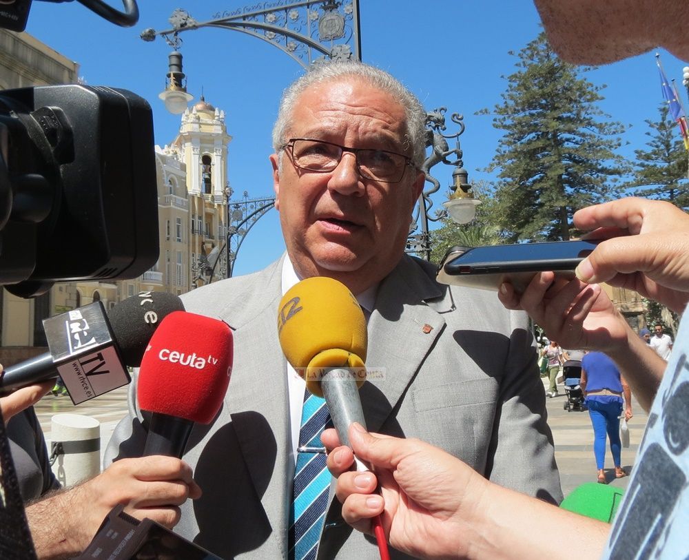El policía exculpado de agresión sexual se enfrenta a un expediente por ausentarse de su puesto de trabajo.