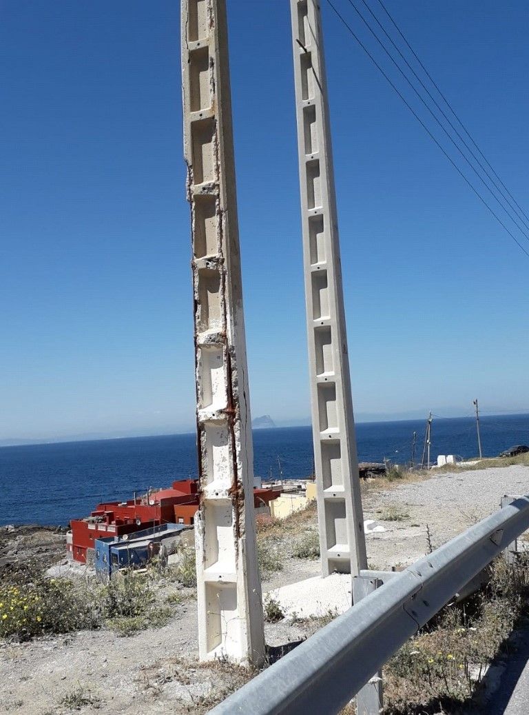 El MDyC solicita el cambio de los postes de la red eléctrica en la barriada de Benzú
