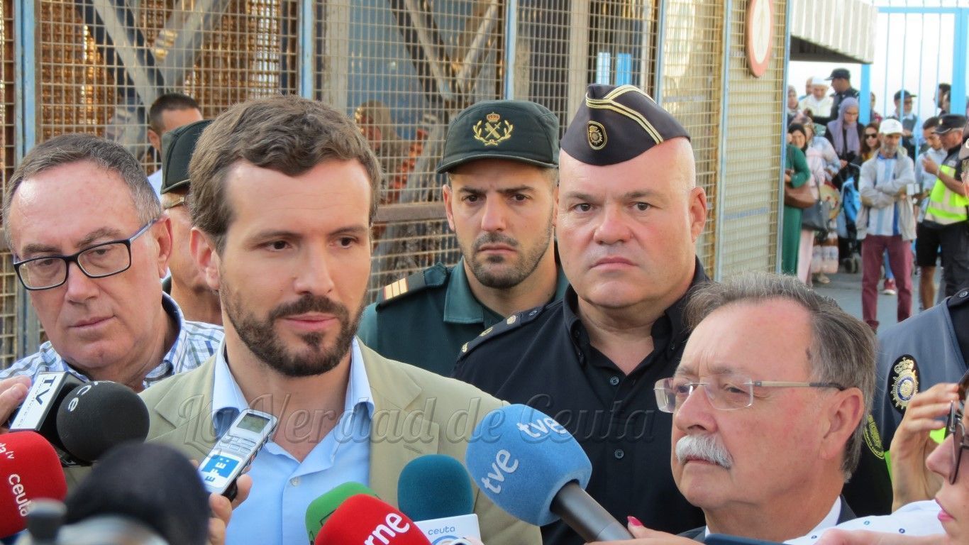 Casado dice en Ceuta que Pedro Sánchez reconoce la crisis y que es incapaz de evitarla