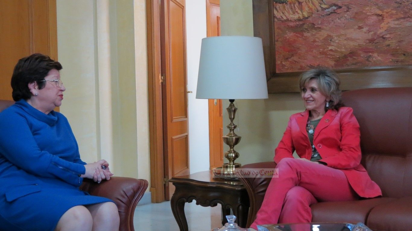 La ministra visitó a la Delegada del Gobierno esta mañana