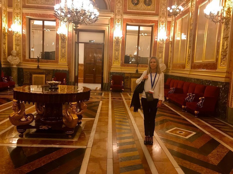 La candidata al Congreso por Vox Ceuta participa en una mesa de trabajo sobre las personas sin hogar