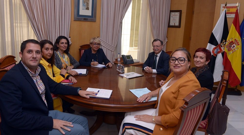 Juan Vivas se reúne con la asociación de mujeres empresarias